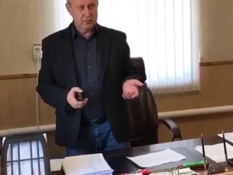 Опубликовано видео задержания главы марксовского МУП оперативниками ФСБ