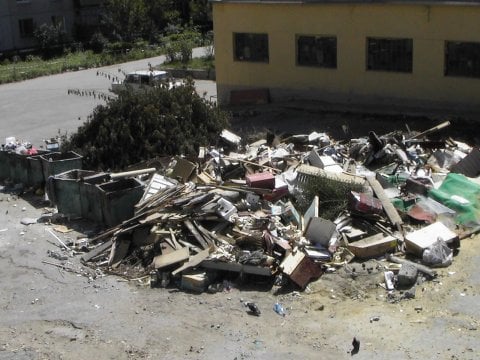 Неизвестные засыпали мусором дом и офис крымских чиновников