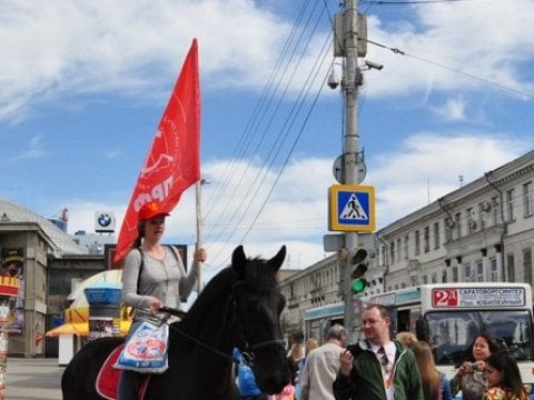 В первомайских демонстрациях поучаствовали духовой оркестр и лошадь