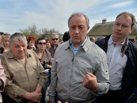 Радаев пригрозил увольнением министрам из-за поселка Нефтяников