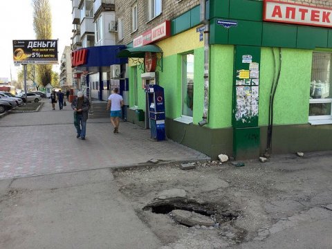 В Кировском районе провалился асфальт на тротуаре