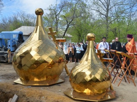 В Парке Победы освятили купола храма Александра Невского