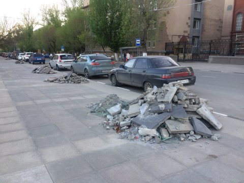 На Радищева оставили кучи снятой около памятника Чернышевского плитки