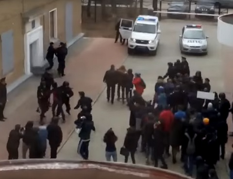 СМИ опубликовали видео тренировки по разгону митинга с участием студентов в Ухте