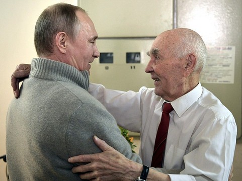 Путин поздравил с юбилеем бывшего руководителя из КГБ