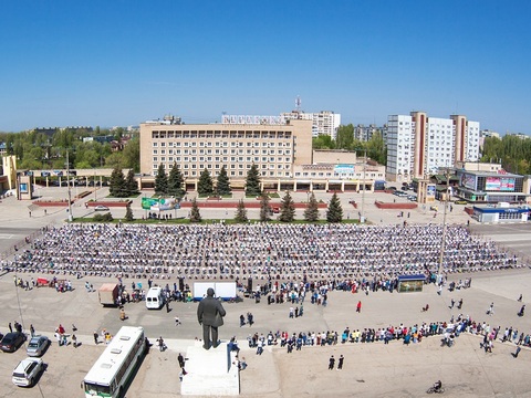 День Победы. В Балакове отжимались и приседали две тысячи студентов