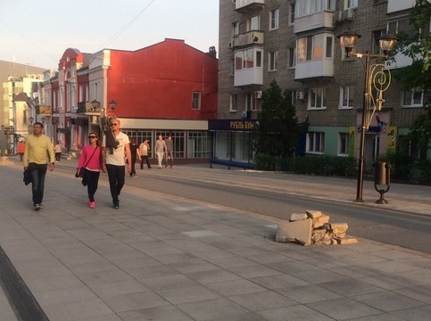 Кучи строительного мусора мешают гуляющим по Волжской саратовцам