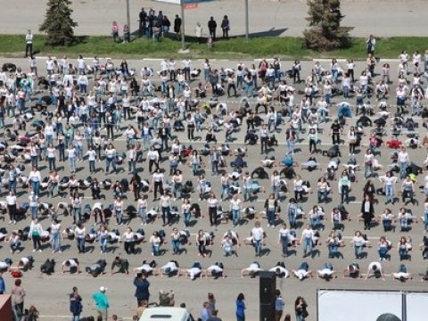 Балаковская «МГЕР» насчитала 60 тысяч отжиманий и приседаний студентов в «Рекорде Победы»