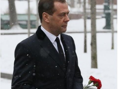 Медведев пообещал поднять минимальную зарплату до уровня прожиточного минимума