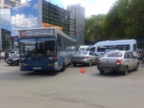 В центре Саратова иномарка столкнулась с автобусом