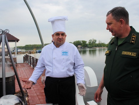 Министр Соколов научил поваров готовить уху