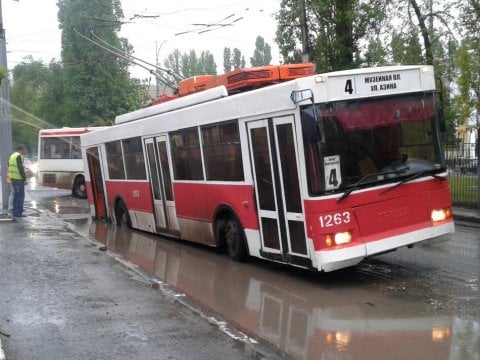 На проспекте Энтузиастов троллейбус застрял в дорожной яме
