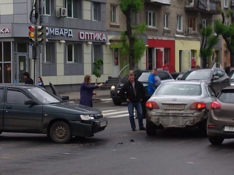На центральной улице Саратова столкнулись иномарка и отечественное авто