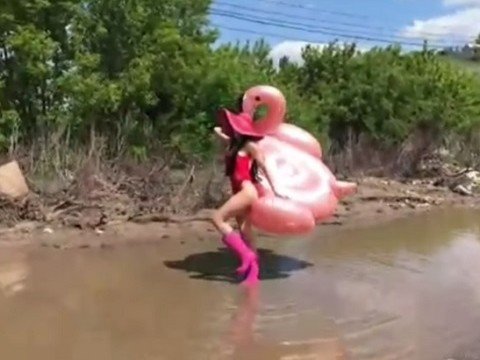 Модель на розовом фламинго устроила еще одну фотосессию