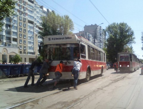 Саратовцы толкали троллейбус в центре города