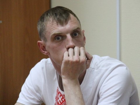 Националист Пекшев заплатит штраф за размахивание российским флагом на площади