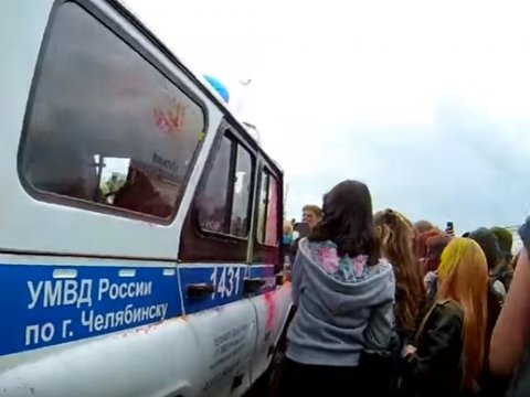 В Челябинске подростки закидали красками полицейскую машину