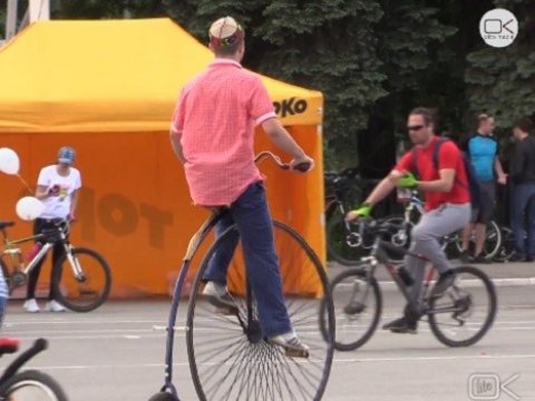 В Саратове участник велопарада проехал 14 километров на раритетном велосипеде из цирка