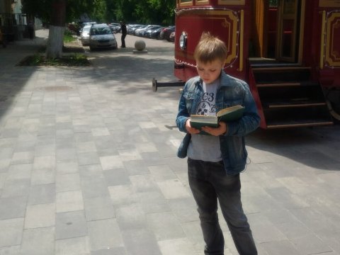 В центре Саратова мальчик читает «Гамлета» Шекспира