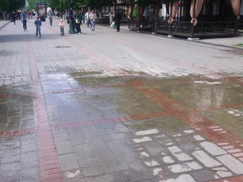 Из-за прорыва водопровода заливает проспект Кирова