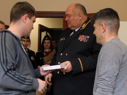 Аренин навестил пострадавших от взрыва гранаты полицейских
