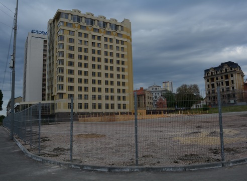 Площадь перед речным вокзалом Саратова обнесли забором