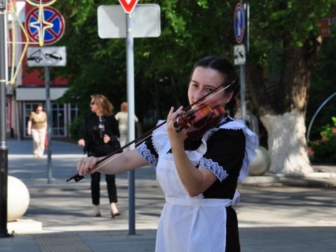 На пешеходной Волжской девушка в школьной форме играла на скрипке