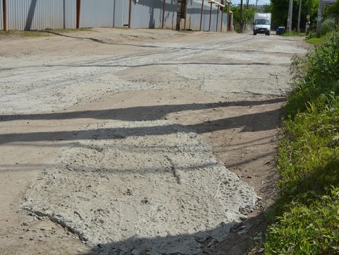 Не дождавшиеся ремонта дороги жители Энгельса залили ямы бетоном