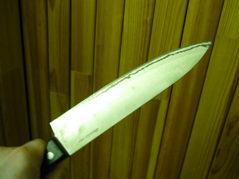 Студентка и подросток с ножом отобрали у саратовца фонарик