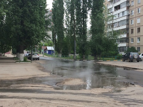 Из-за коммунальной аварии улицу Белоглинскую заливает кипяток. Фото