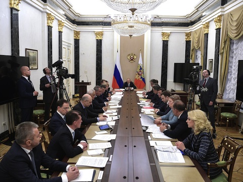 Путин поручил разработать ограничения для ретейлеров в регионах