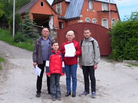 Оставшаяся без дома из-за оползня саратовская многодетная семья обратилась к Путину