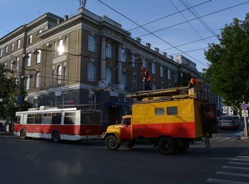 Из-за обрыва контактной сети троллейбус перекрыл улицу Чапаева