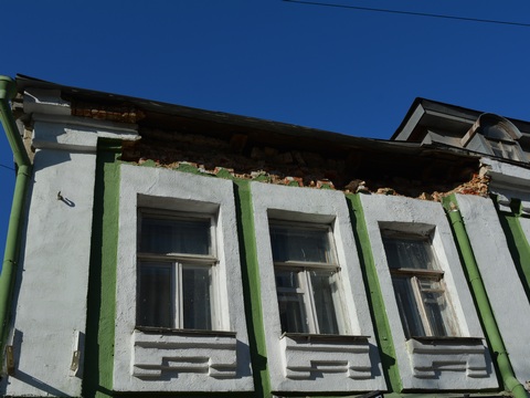 На Московской частично обрушился фасад дома