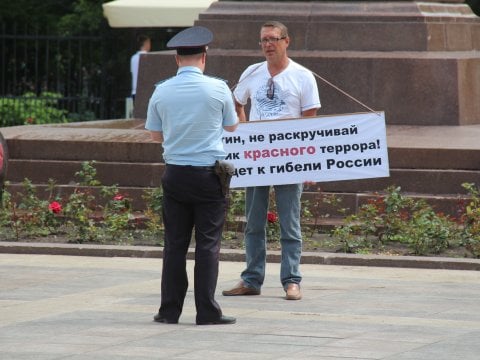В Саратове мужчина обратился к Путину через одиночный пикет