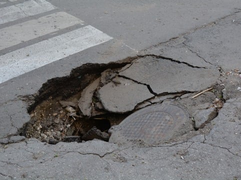 На «зебре» в центре Саратова асфальт провалился вместе с люком