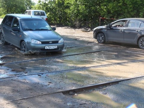 Водители рассказали об опасном железнодорожном переезде на Сокурском тракте