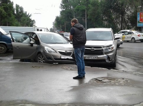 В утренний час пик на Чернышевского столкнулись две иномарки