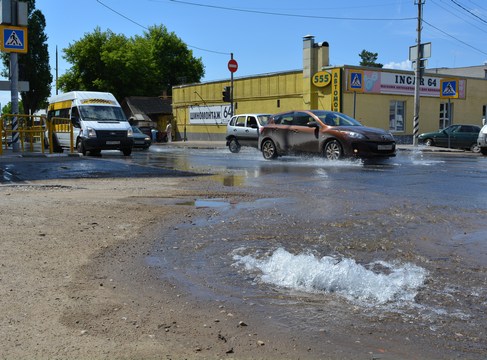 «Саратовводоканал» объяснил заливание водой улицы Соколовой плановыми работами