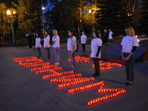 День памяти и скорби. Саратовцы выложили слово «Помним» из сотен свечей