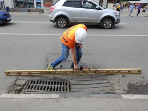 «Фронтовики» нашли просевший люк на недавно отремонтированной дороге в Саратове