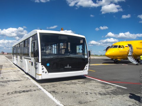Блогерам показали новый перронный автобус «Саратовских авиалиний»