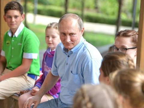 Путин рассказал юной журналистке из «Артека», как писать репортажи