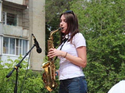 В Саратове участвовавшую в оппозиционном митинге саксофонистку обвинили в оскорблении гимна РФ