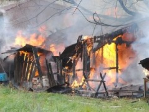 В Энгельсе спасатели тушили крупный пожар в жилом доме