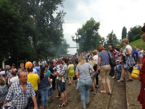 На фестивале ухи в Вольске не хватало туалетов и случилась давка в очереди на метеор