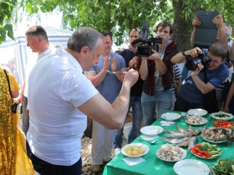 СГЮА: Валерий Радаев попробовал «ректорскую» уху в Вольске