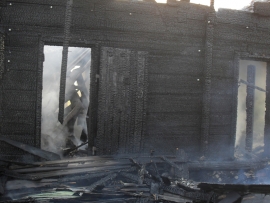 Нежилой дом в Вольске тушили 19 пожарных