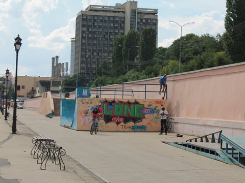 На набережной подросток отнял зарядку у сверстника