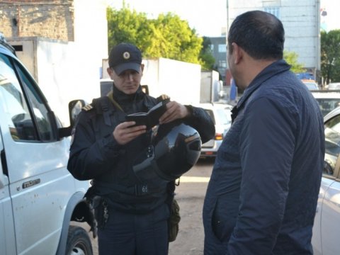 На «Привозе» саратовские полицейские нашли нелегальных мигрантов и алиментщика